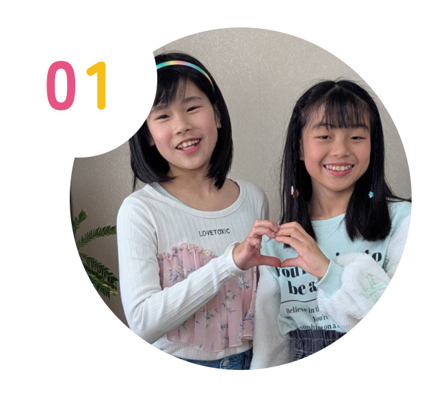 女子生徒2人の笑顔の写真