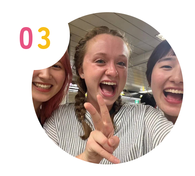 女子生徒2人の笑顔の写真