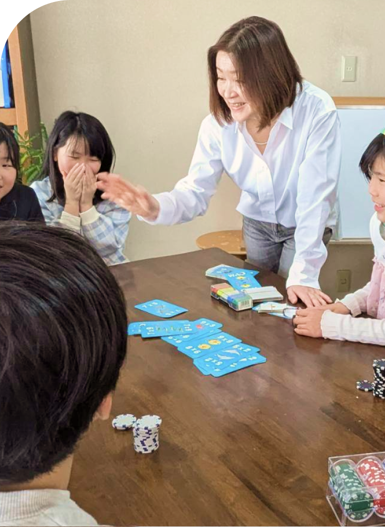 教室で楽しそうに授業を受けている生徒と先生の写真