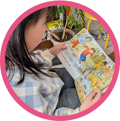 生徒がアルファベットカードを読んでいる様子