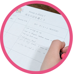 生徒がノートに英語で日記を書いている様子